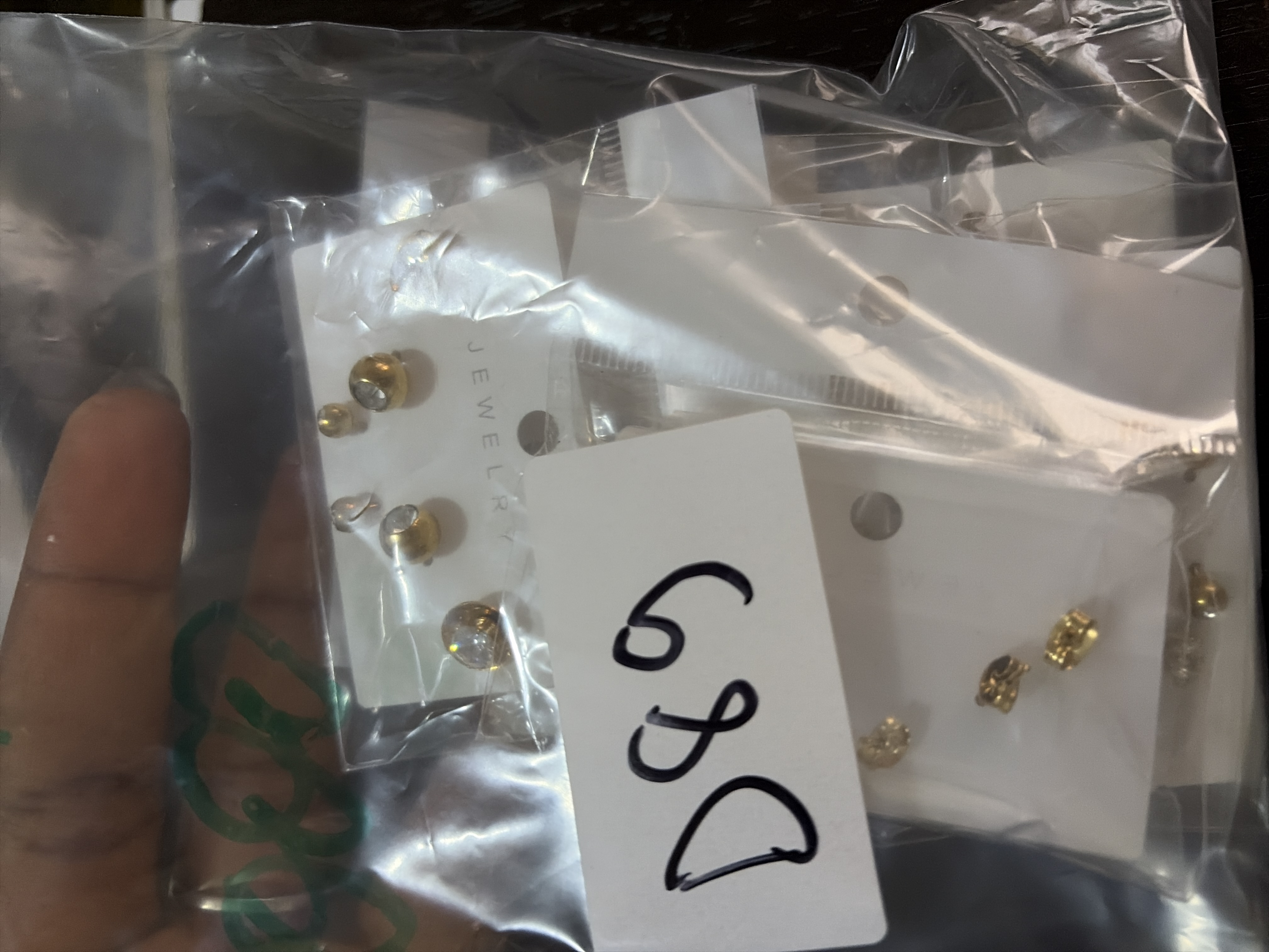 D89